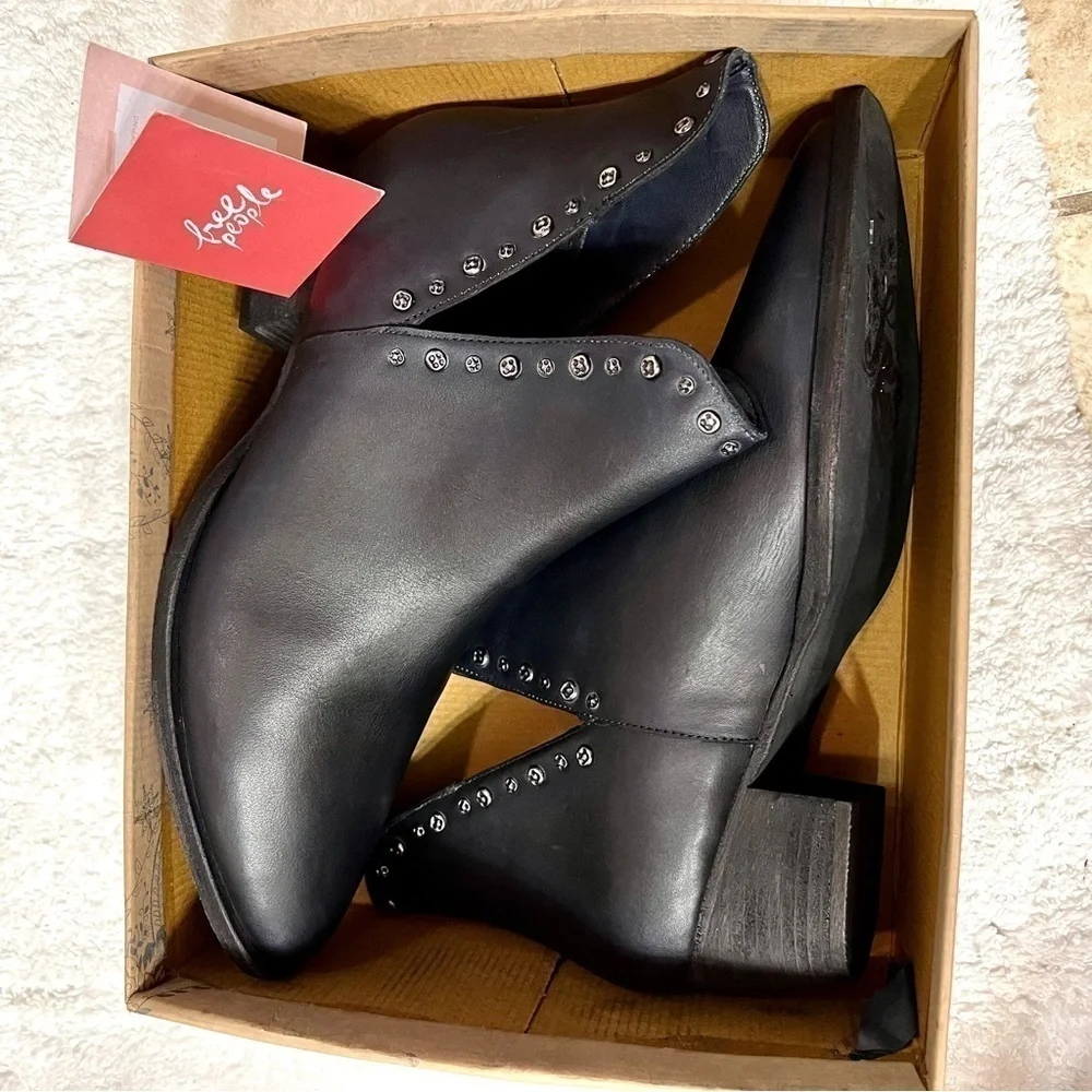 NIB FREE PEOPLE Studded Charm Double V Boot in black leather women’s size 11
